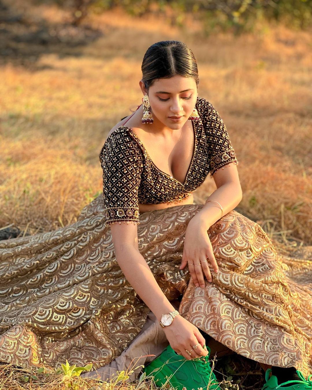 'Kachha Badam Girl' Anjali Arora showed off amidst the bushes, fans lost their hearts on her delicacy