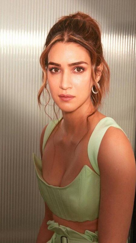 Kriti Sanon का फैशन है एकदम कमाल, इस लुक ने फैंस को बनाया दीवाना